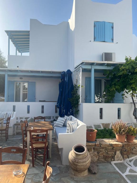 Outdoor seating area and traditional Cycladic building facade at Argo Restaurant and Argo Rooms Antiparos.